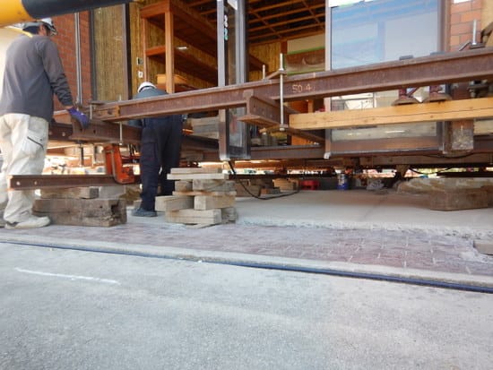 八木酒店曳家移動工事