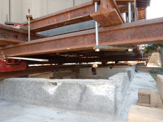 八木酒店曳家移動工事