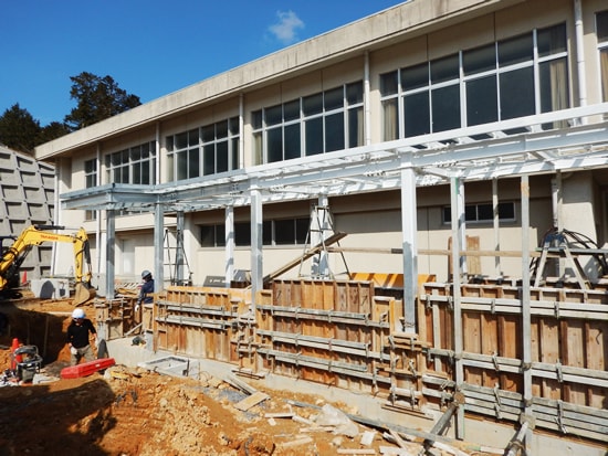 京北地域小中一貫教育校施設整備工事ただしプール棟ほか建築主体その他工事